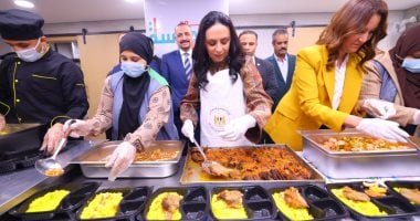 وزيرة التضامن تشارك فى إعداد إطعام المحروسة بالوراق وتقديم 2000 وجبة يوميا