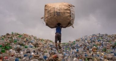 خبراء يؤكدون: «البلاستيك القاتل الصامت».. ويضعون 5 خطوات لإنقاذ البشرية
