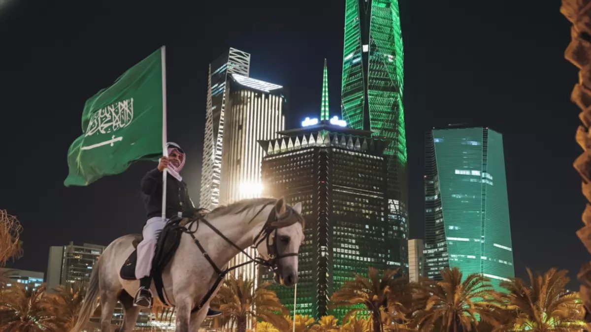 عاجل: السعودية تلغي نظام الكفالة نهائياً بعد 60 عاماً... تأشيرة العمل الحرة متاحة الآن!