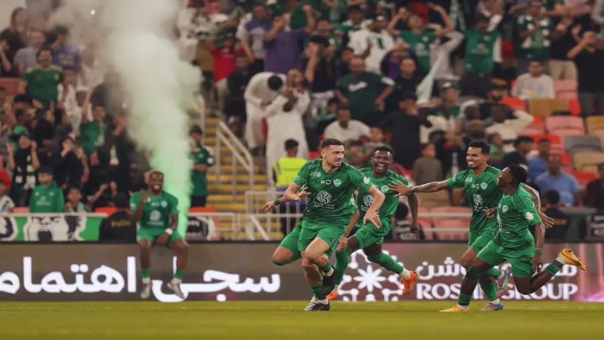 شاهد: ديميرال يُذيب قلوب عشاق الأهلي بترديد النشيد التركي - 'وعبر الزمان سنمضي معاً'!