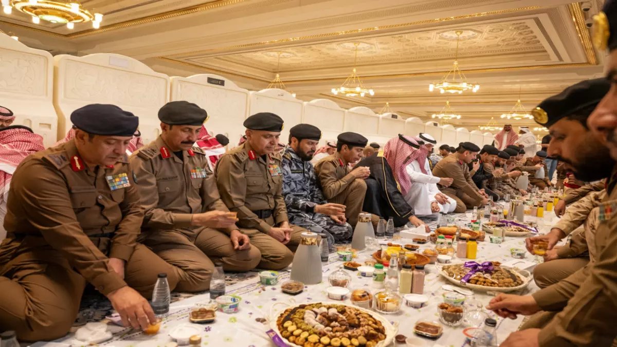 بالصور: الأمير سعود بن مشعل يتناول الإفطار مع رجال الأمن في الحرم المكي - رسالة خاصة من أمير مكة!