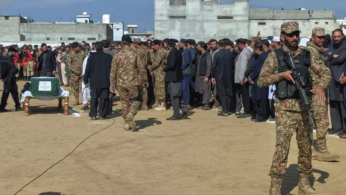 عاجل: الجيش الأفغاني يسحق القوات الباكستانية ويأسر جنودها أحياء... 15 موقعاً عسكرياً تحت السيطرة!