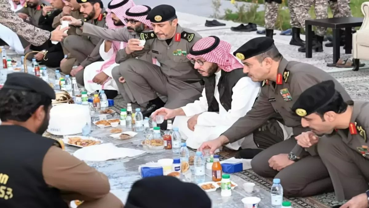 شاهد: أمير سعودي يفاجئ الجميع ويترك قصره في رمضان.. والسبب صادم يكشف روعة القيادة!