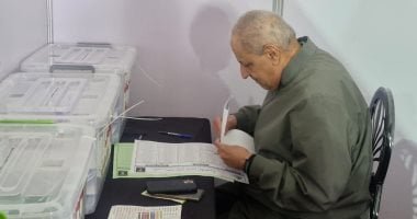 إبراهيم محلب يدلى بصوته فى انتخابات نقابة المهندسين.. صور