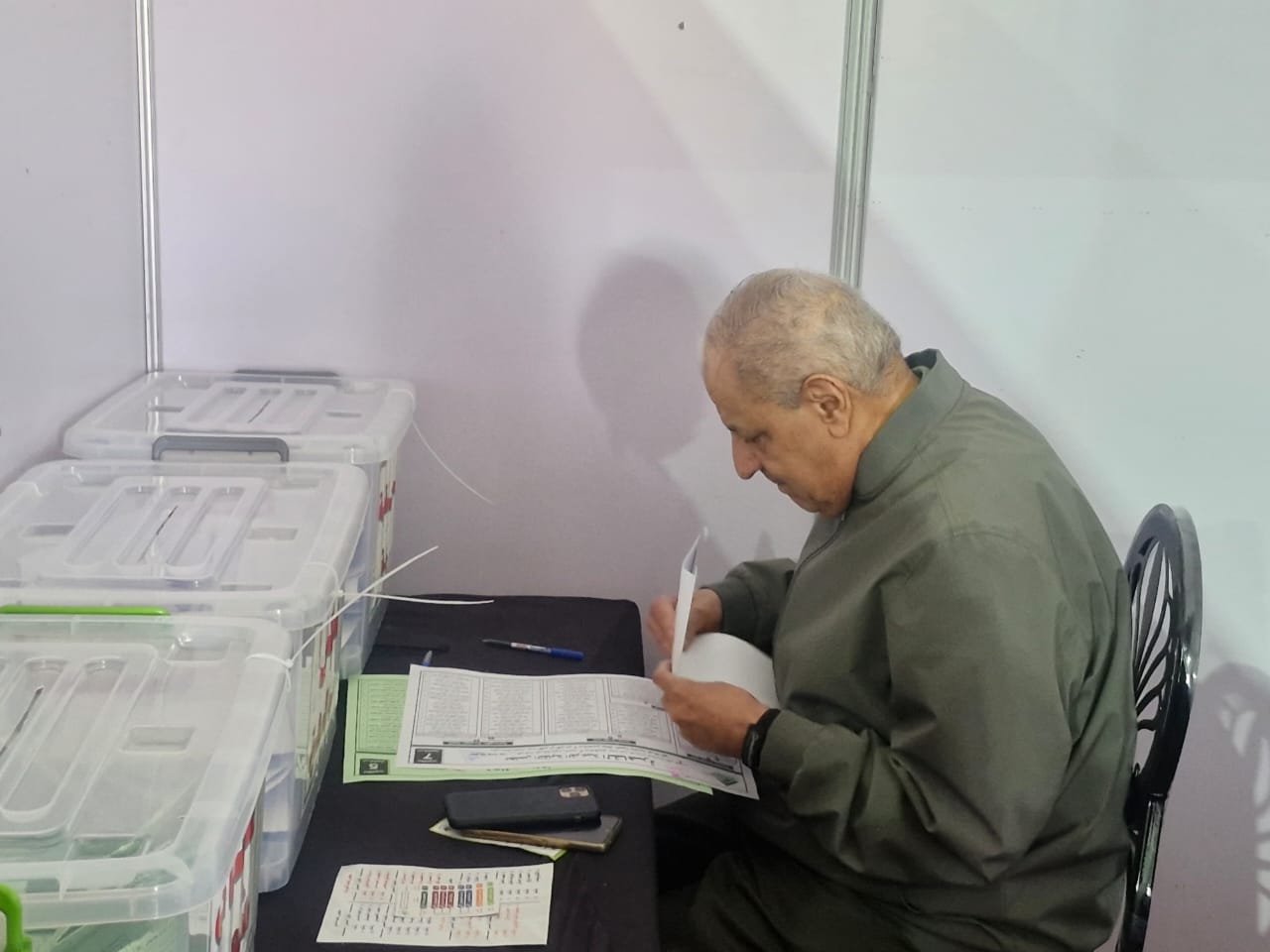 إبراهيم محلب يدلى بصوته فى انتخابات نقابة المهندسين (8)