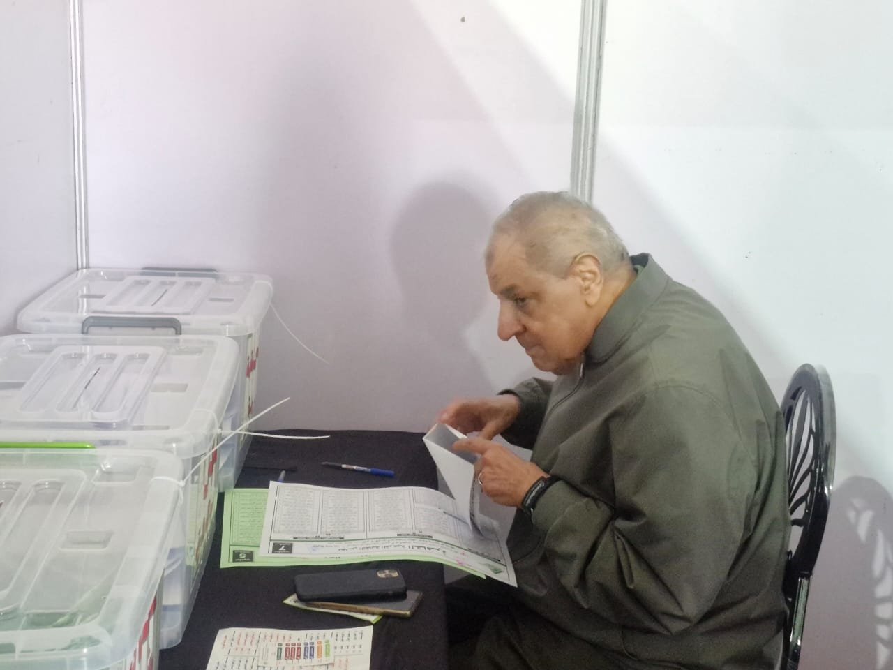 إبراهيم محلب يدلى بصوته فى انتخابات نقابة المهندسين (1) إبراهيم محلب يدلى بصوته فى انتخابات نقابة المهندسين (1)