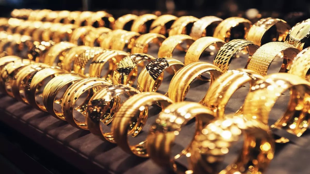 عاجل: الذهب يصل لـ 6970 جنيه في مصر... الصاغة يكشفون سر الارتفاع الجنوني!