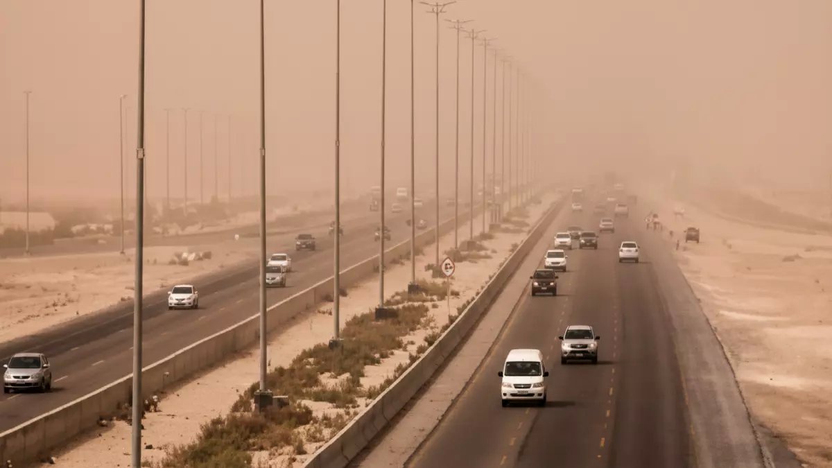 عاجل: عاصفة ترابية ضخمة تضرب 6 مناطق سعودية وتحذيرات من انعدام الرؤية!