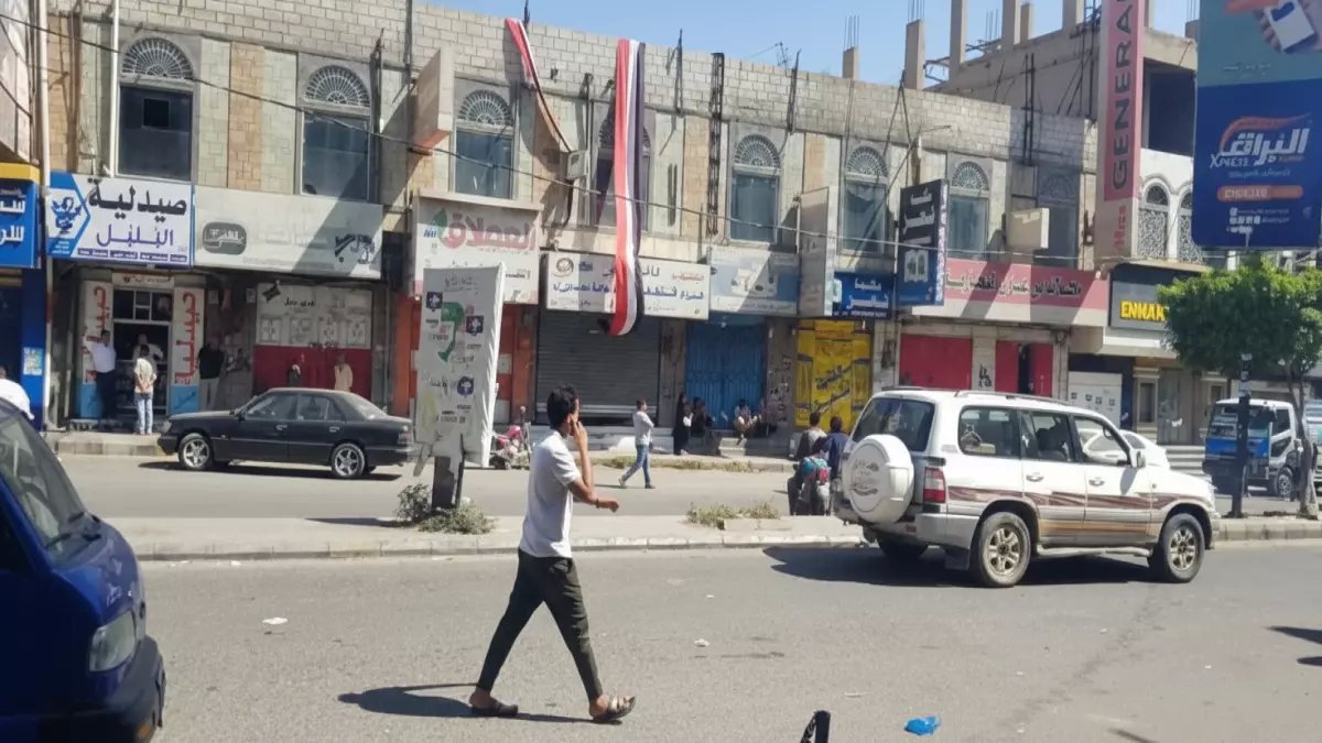 عاجل: ناشط يمني يُنقذ موظفي الكهرباء من الجوع بعد 5 أشهر بلا راتب - 500 ألف ريال كهدية إنسانية!