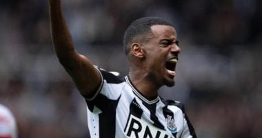 مدفع الإفطار.. إيزاك يدمر شباك ليفربول بصاروخية في الدوري الإنجليزي