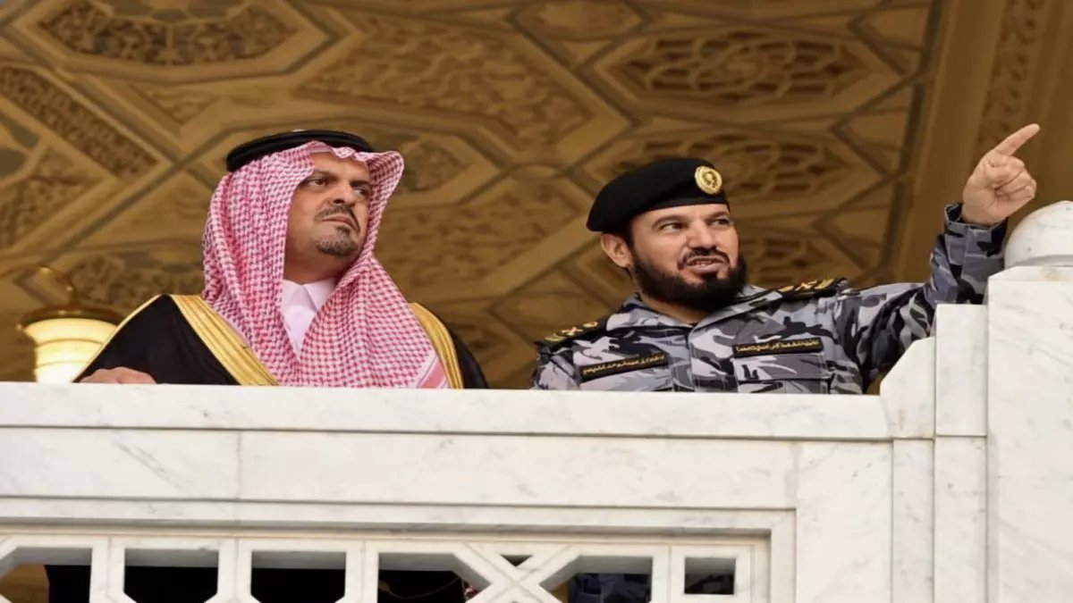 شاهد: نائب أمير مكة يفاجئ رجال الأمن بمشاركتهم الإفطار في الحرم... لحظات مؤثرة تُظهر تقدير القيادة!