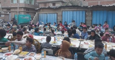 مشهد رمضاني مبهج فى البصارطة بدمياط.. إفطار جماعى على طريقة المطرية «فيديو»