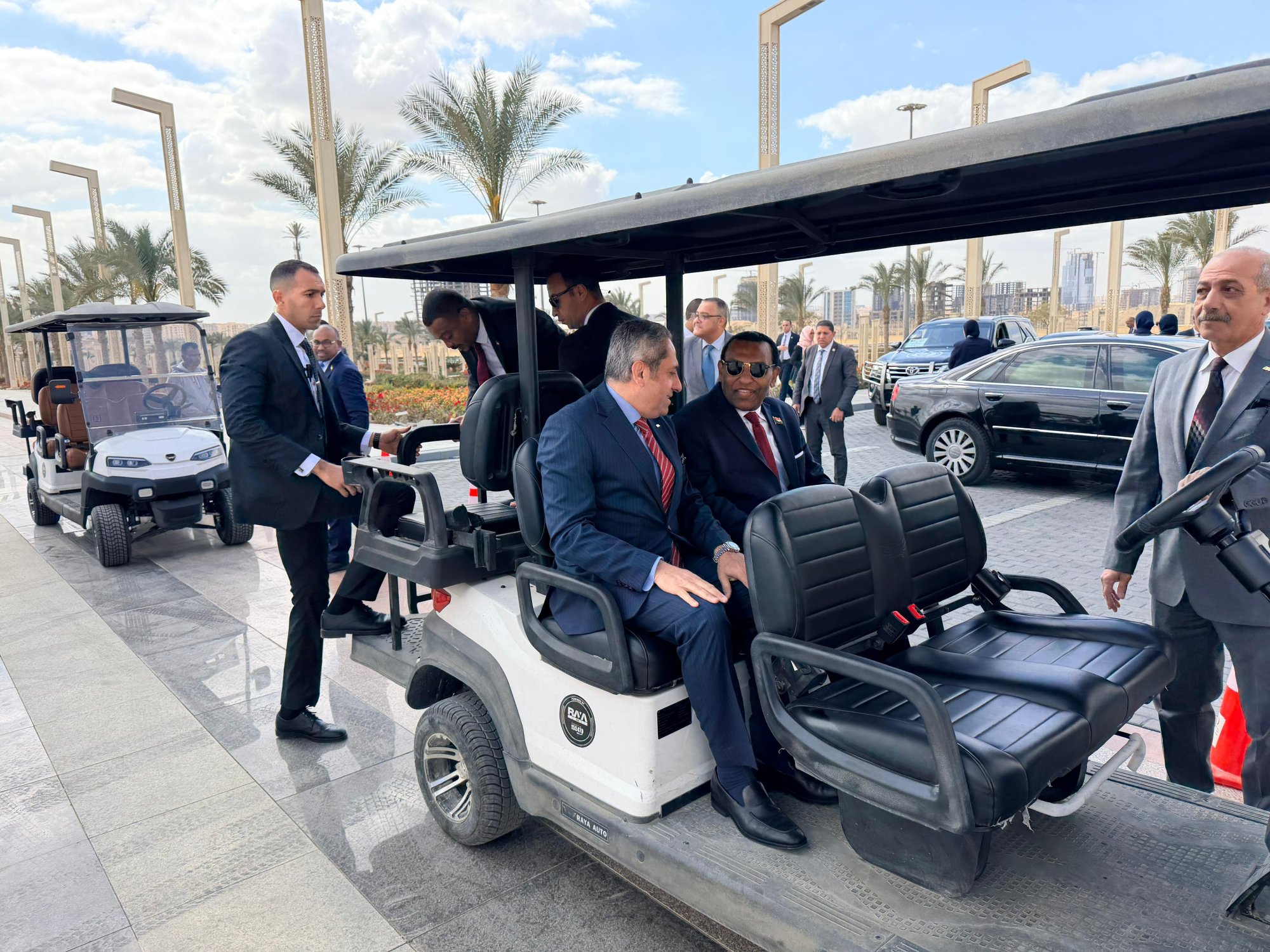 رئيس وزراء السودان يتفقد العاصمة الجديدة (2) رئيس وزراء السودان يتفقد العاصمة الجديدة (2)