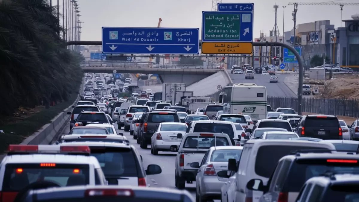 عاجل: قرار صادم يضرب مالكي السيارات الخليجية في السعودية… 90 يوماً فقط أو غرامة!