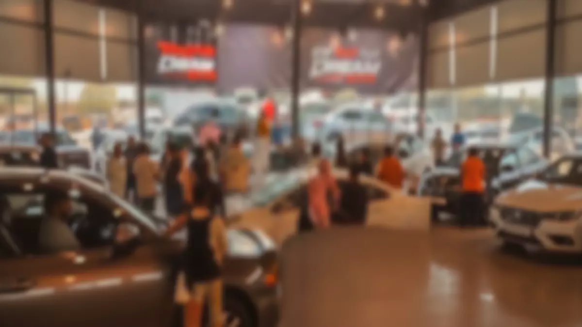 عاجل: مشاجرة دامية بسبب موقف سيارة في الرياض... مصري ويمني يتقاتلان أمام معرض والأمن يتدخل!