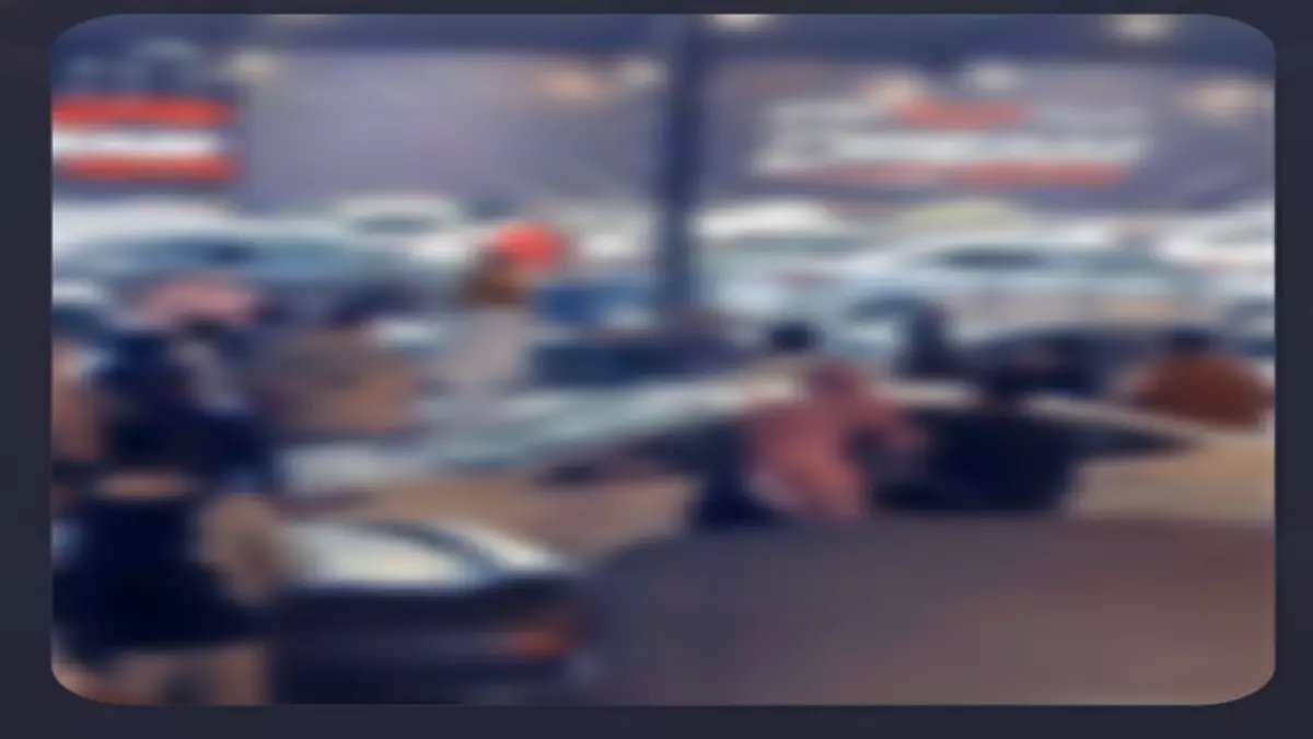 عاجل: مشاجرة دموية تهز الرياض.. فيديو صادم لمقيمين يتقاتلون أمام معرض سيارات والأمن يتدخل!
