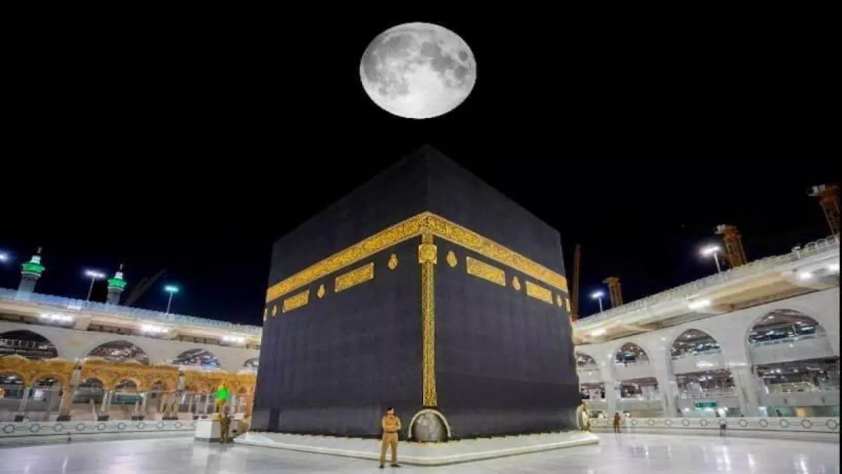 عاجل: لأول مرة في 2026.. القمر يتعامد على الكعبة مساء اليوم - اكتشف اتجاه القبلة بدقة 100%!