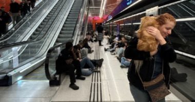 إسرائيليون يختبئون تحت الأرض داخل محطات القطار خوفا من صواريخ إيران.. صور