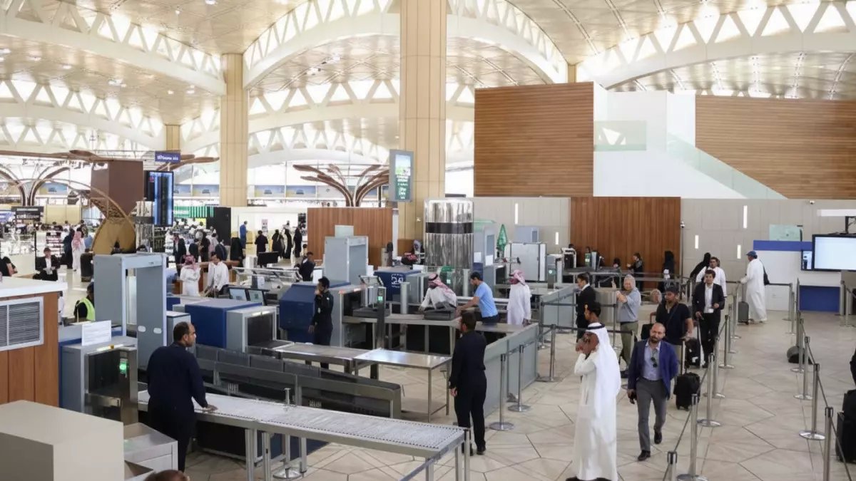 عاجل: السعودية تطلق مطاراً عملاقاً ينهي زحام الرياض للأبد - طاقة استيعابية صادمة: 1.6 مليون مسافر سنوياً!