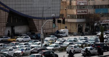 الإيرانيون يسارعون إلى المتاجر الكبرى.. وطوابير أمام محطات الوقود