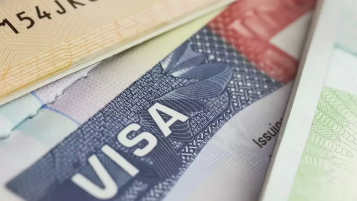 ماذا لو أخبرتك أن سلطنة عُمان فتحت أبوابها لـ 100 دولة بجواز سفر عادي؟