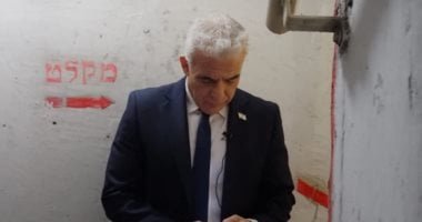 زعيم المعارضة الإسرائيلية يختبئ داخل ملجأ فى تل أبيب هربا من صواريخ إيران