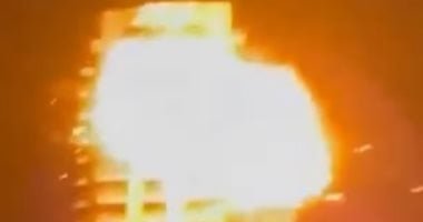 لحظة انفجار عنيف يهز برجًا سكنيًا فى البحرين إثر هجوم بمسيرة إيرانية
