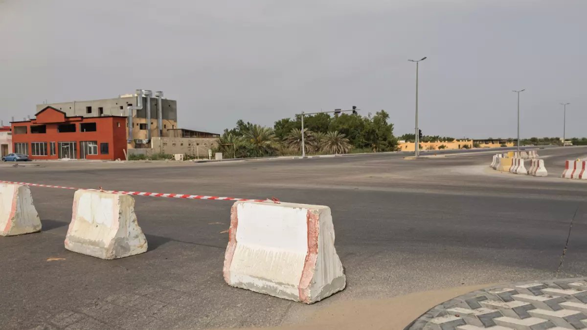 عاجل: إغلاق مفاجئ لتقاطع البحاري - العوامية… المرور يتدخل لفك الاختناق وساهر قادم!