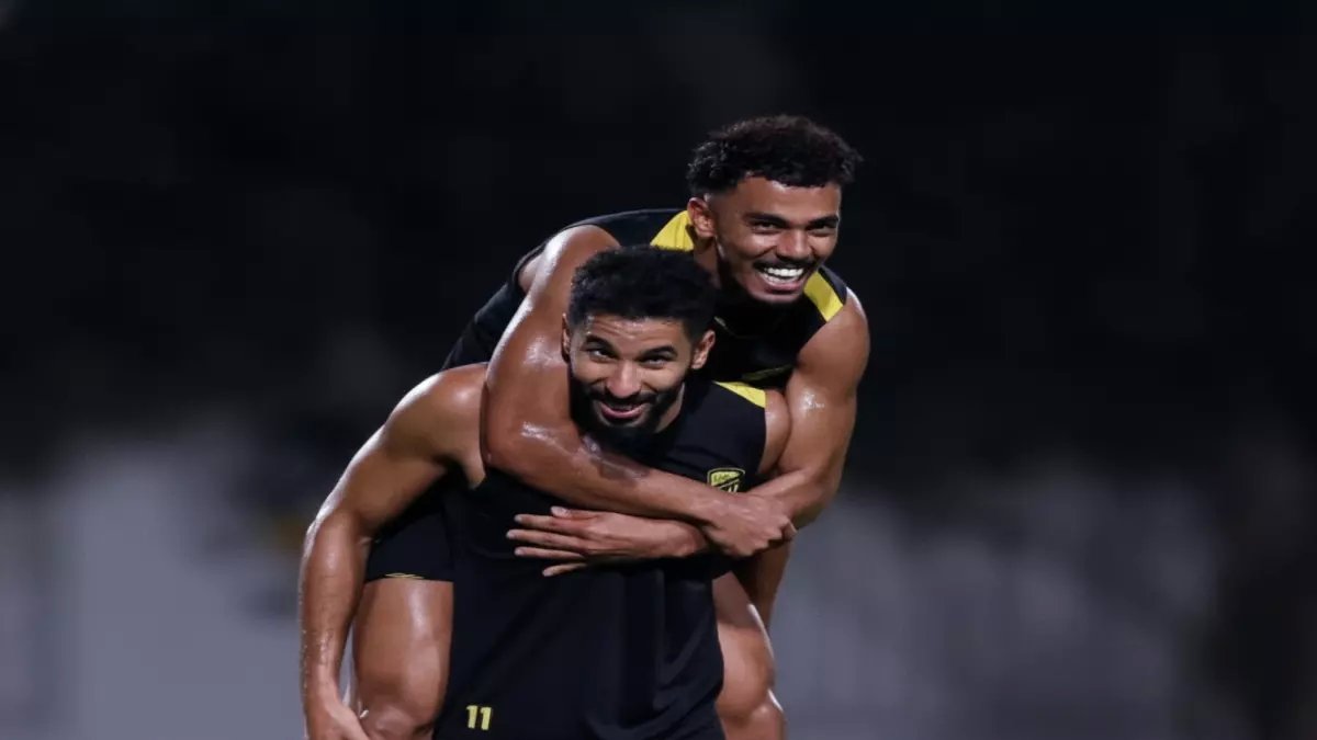 عاجل: الاتحاد يفجر فضيحة.. إداري بنادٍ عاصمي يخترق غرفة الملابس لسرقة اللاعبين!