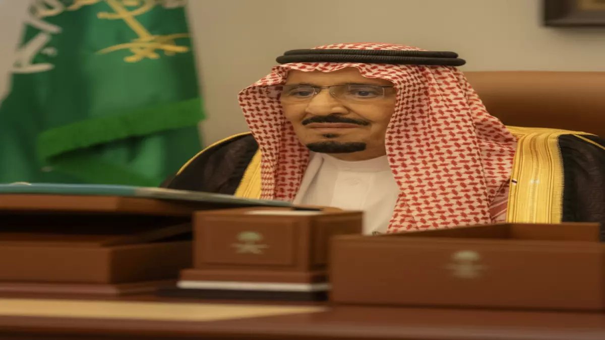 عاجل: الملك سلمان يصدر أمراً ملكياً مؤثراً… استضافة فورية لجميع الخليجيين العالقين في مطارات السعودية!