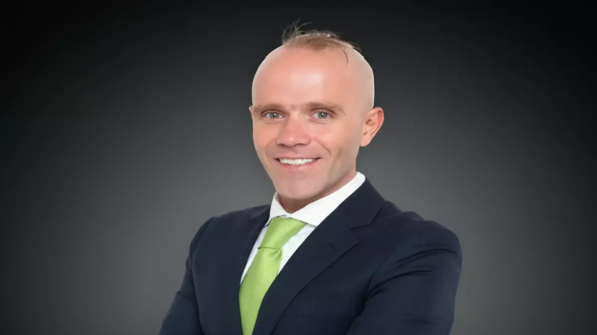 عاجل: 280 ألف مسافر عالق في مطارات الخليج... خبير يكشف حقوق لا تسقط رغم الحروب!