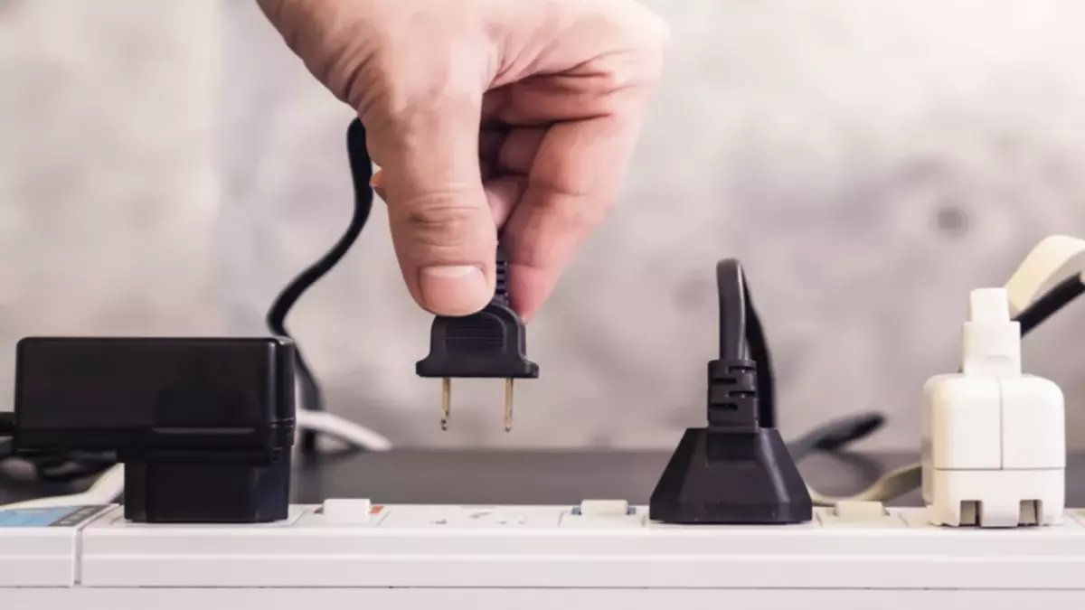 عاجل: 4 أجهزة في منزلك تسرق كهرباء وأنت نائم.. كيف تخفض فاتورتك 10% فوراً؟