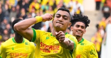 مصطفى محمد على دكة البدلاء فى مباراة ليل ضد نانت بالدوري الفرنسي