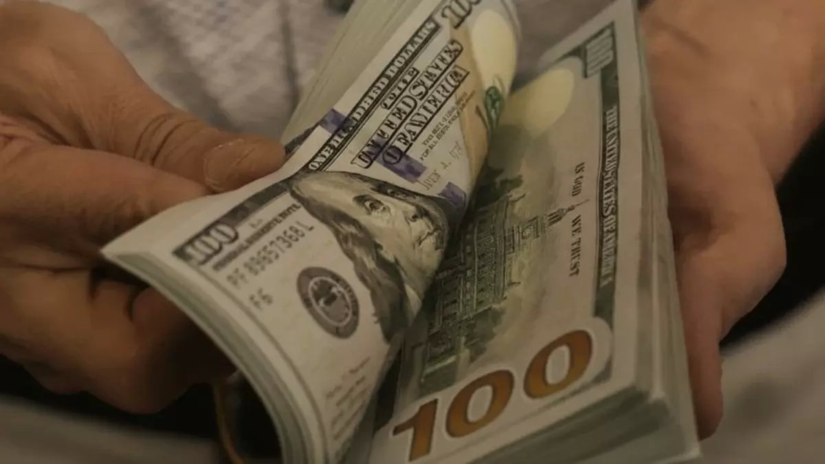 عاجل: انفجار الدولار بـ 83 قرشاً في 24 ساعة... هل تخسر مدخراتك قبل قرار المركزي الخطير؟