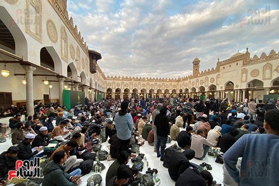 مائدةَ الإفطار بصحن الجامع الأزهر (12)