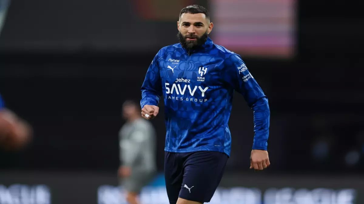 عاجل: تسريبات صادمة تكشف نية بنزيما للاعتزال.. الطبيب يكشف السر الخطير خلف إصابته وإدارة الهلال تتخذ قراراً مصيرياً!