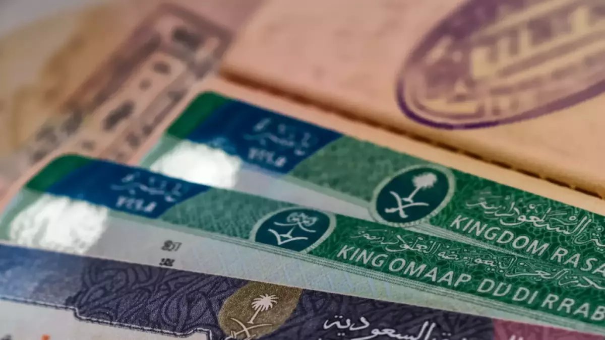 ساعات الانتظار الطويلة في 'الجوازات السعودية' أصبحت من الماضي.. الآن بـ 100 ريال فقط تحصل على التأمين الصحي في دقائق معدودة