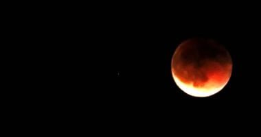 العالم يشهد اليوم خسوفا كليا للقمر يستمر لمدة 58 دقيقة