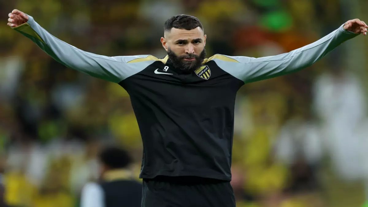 شاهد: بنزيما يفجر الحقيقة الصادمة وراء هروبه من جدة للرياض... "تركت ضوضاء البحر لأن القوة تبدأ من القلب!"