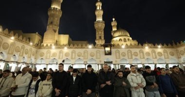 الآلاف يحتشدون لأداء صلاة التراويح فى الليلة الـ 14 من رمضان بالجامع الأزهر