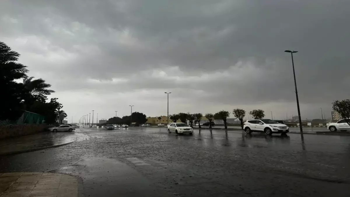 عاجل: عاصفة رعدية تضرب 8 مناطق سعودية اليوم... رياح عاتية 60 كم/ساعة وأمواج 3 أمتار تهدد السواحل!