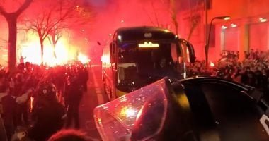 ألتراس برشلونة يحطم زجاج حافلة أتلتيكو مدريد قبل موقعة نصف نهائي الكأس