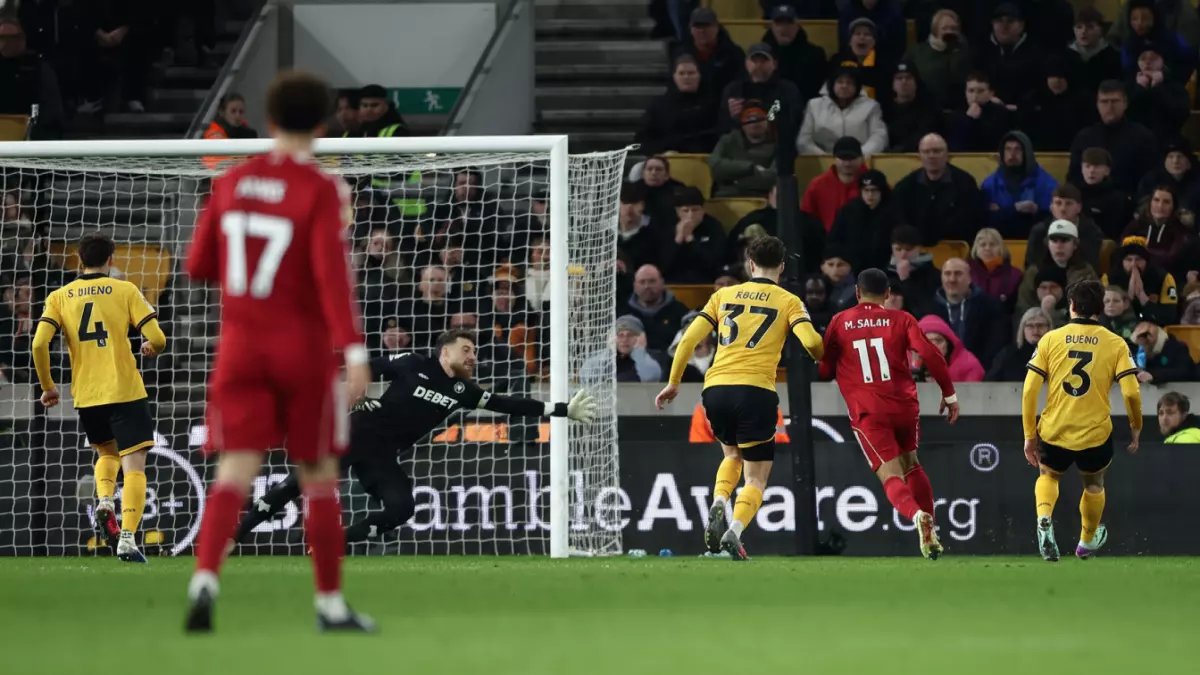 صدمة في الدوري الإنجليزي: محمد صلاح يسجل بعد 10 مباريات... وليفربول يسقط أمام وولفرهامبتون المتذيل!