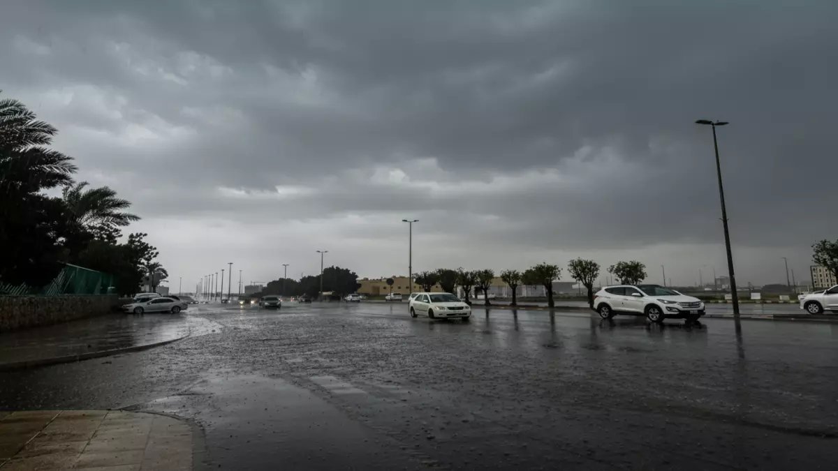 ماذا تعني رياح 60 كم/س لسلامتك؟ المركز الوطني للأرصاد يوضح بالضبط ما يحدث في 11 منطقة.