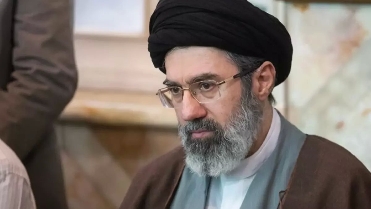 عاجل: مجتبى خامنئي مرشداً جديداً لإيران خلفاً لوالده... قرار سري بضغط الحرس الثوري يغير تاريخ المنطقة!