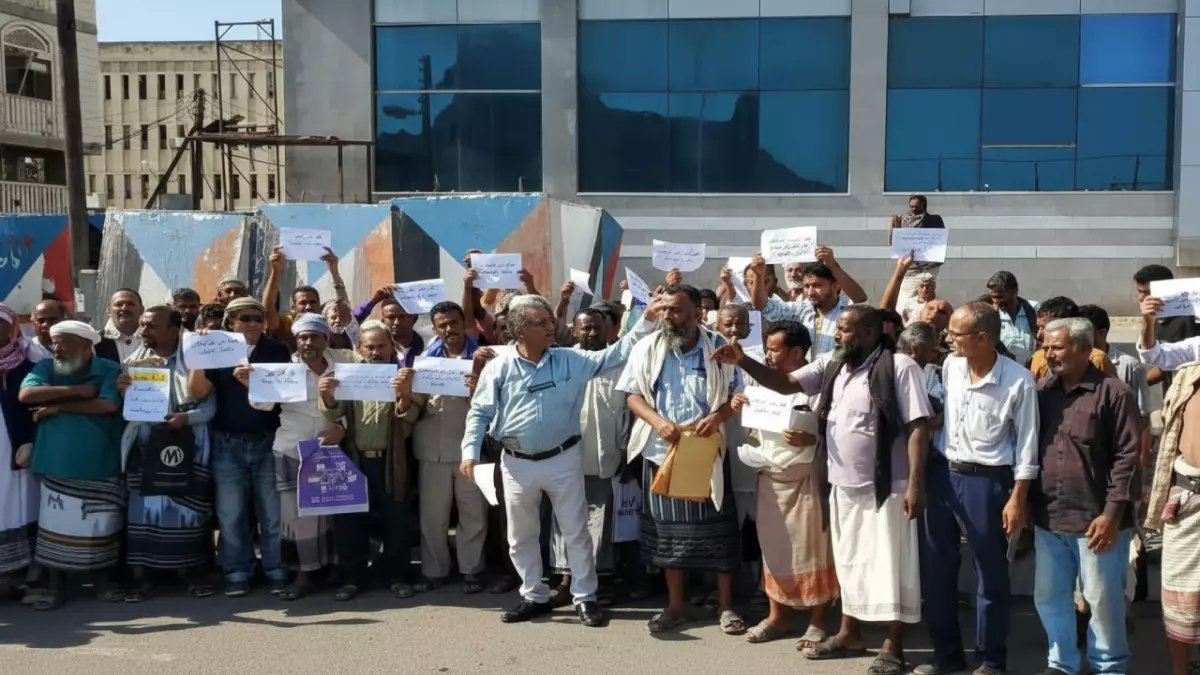 عاجل: آلاف الموظفين النازحين يحاصرون قصر معاشيق الخميس... هل ستنهار الحكومة أمام غضب "الجياع"؟