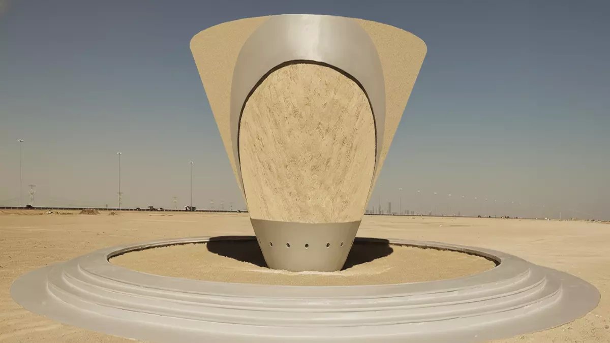 مذهل: مخروط مرآتي في الصحراء يسجل حركاتك بالرمال ويعكسها بتشويق لا يقاوم... شاهد كيف يحول لعبك إلى فن دائم!