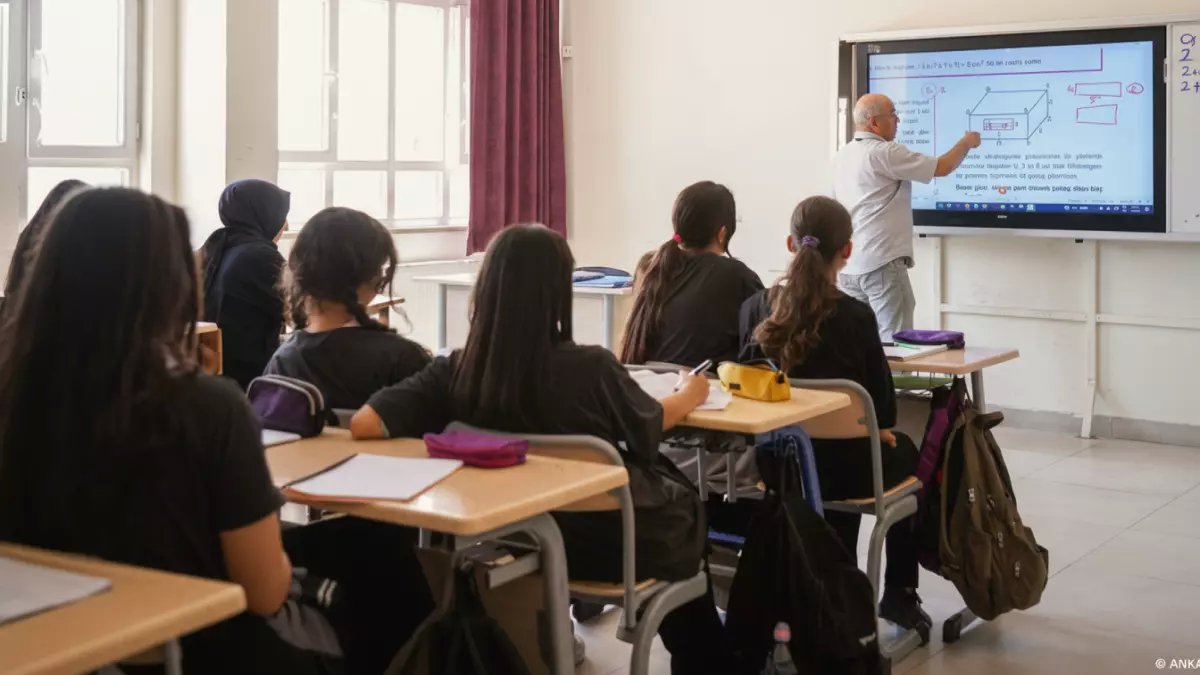 تركيا تشعل حرب المدارس.. قرار رمضاني "ينتهك الدستور" ويهدد هوية 50 دولة!