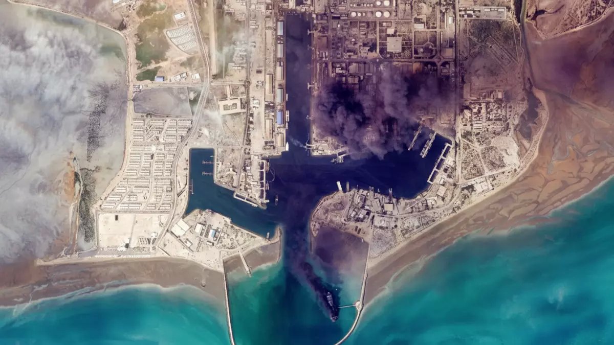 عاجل: السعودية تنقذ باكستان من أزمة الطاقة... ممر بديل سري عبر ينبع يتجاوز حصار هرمز!