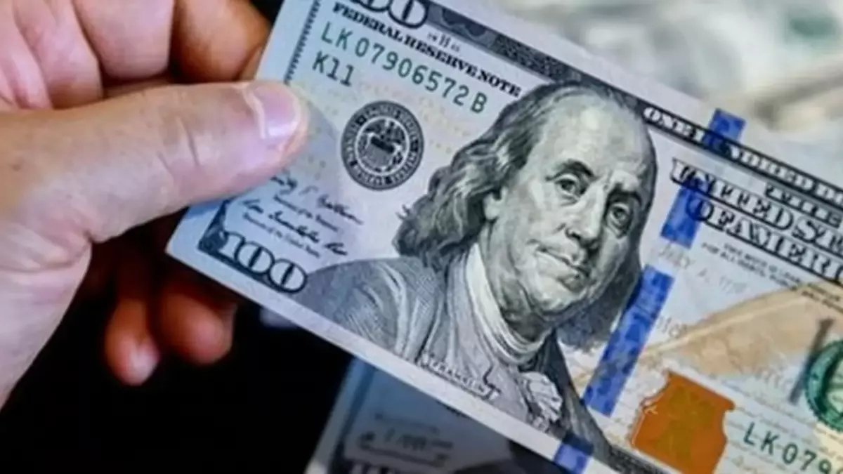 عاجل: الدولار يحطم حاجز الـ49 جنيه لأول مرة - أي بنك يقدم أفضل سعر للمصريين؟